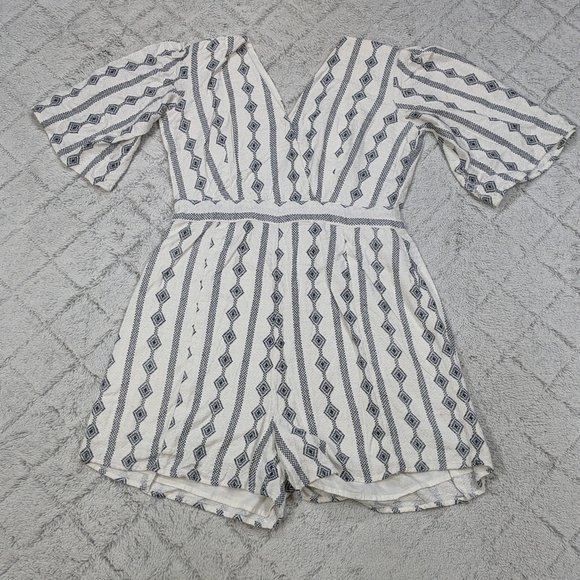 Vila Clothes Romper Women's M White Geometric V-Neck Playsuit Puff Sleeves - Picture 1 of 8